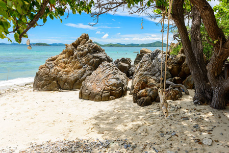 摇摆, 岩石海岸和白色沙滩与蓝色海在 Kohkham。曼谷, 春武里, 泰国