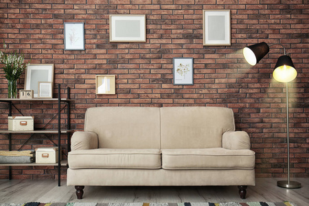 现代客厅内有舒适的沙发近砖墙