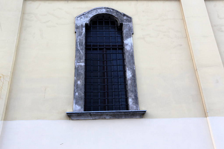 窗户是墙上的开口, 用来接收光线进入房间和通风。
