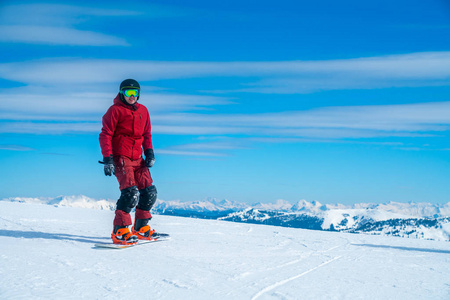 Saalbach, 奥地利。2018年3月20日。年轻人滑雪在奥地利阿尔卑斯, 做不同的把戏