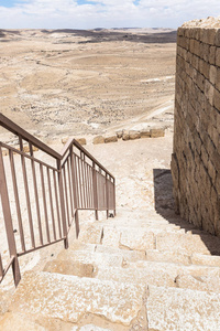在以色列犹太沙漠的香路上, 纳巴泰城市 Avdat 的堡垒墙上的台阶。它被列入联合国教科文组织世界遗产名录