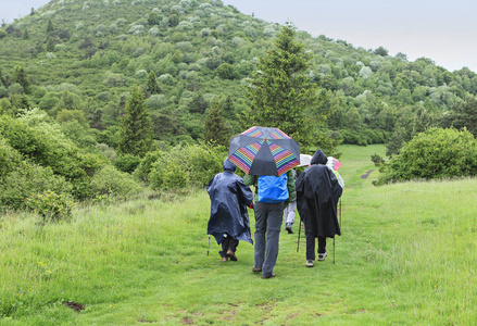 徒步旅行者小组在雨下漫步