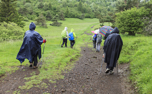 徒步旅行者小组在雨下漫步