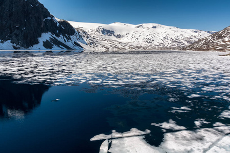 Geiranger 63 号公路上的冰冻湖泊Stryn, 挪威。与挪威山在背景。冷的风景背景