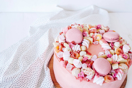 粉色蛋糕从糖果, 马卡龙, 棉花糖, 白巧克力装饰。甜蜜的生日礼物。为女孩