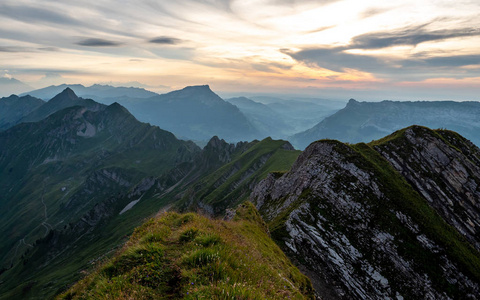 从瑞士阿尔卑斯山的 brienzer rothorn 的顶峰看全景山景