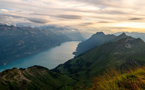 从山顶到湖的日落, brienzer rothorn 瑞士阿尔卑斯湖布里恩茨