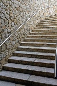 楼梯与栏杆在石头墙的