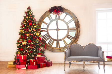 抽象圣诞树背景与红色包装的礼物