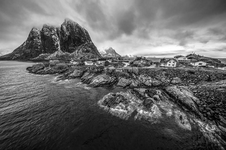 罗弗敦群岛的传统捕鱼定居点。美丽的挪威黑白色风景