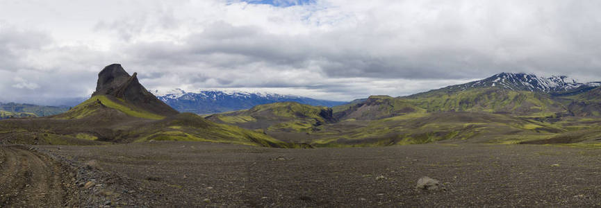 多彩的全景, 饱览自然保护区岩景观的全景 Fjallabak 在冰岛中部与山 einhyrningur 与绿色苔藓和蓝色积雪