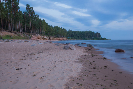城市 Veczemju 岩石, 拉脱维亚。波罗的海, 波浪, 岩石和蓝天。夏天晚上。旅游照片2018