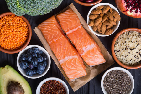 健康的食物有鲑鱼, 蔬菜, 浆果, 水果, 种子和杏仁。超级食品