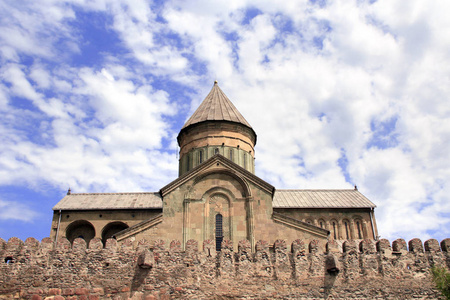 Svetitskhoveli 东正教大教堂在姆茨赫塔在堡垒墙壁之后, 佐治亚。联合国教科文组织世界遗产遗址