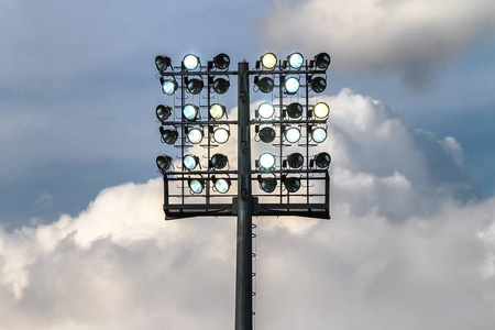 足球场灯光在多云的天空
