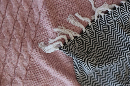 室内卧室与详细的床和纺织品灰色粉红色的风格