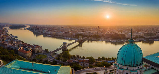布达佩斯, 匈牙利空中全景 skylie 布达佩斯与布达城堡皇宫, 塞切尼链桥, 议会和圣史蒂芬的大教堂日出