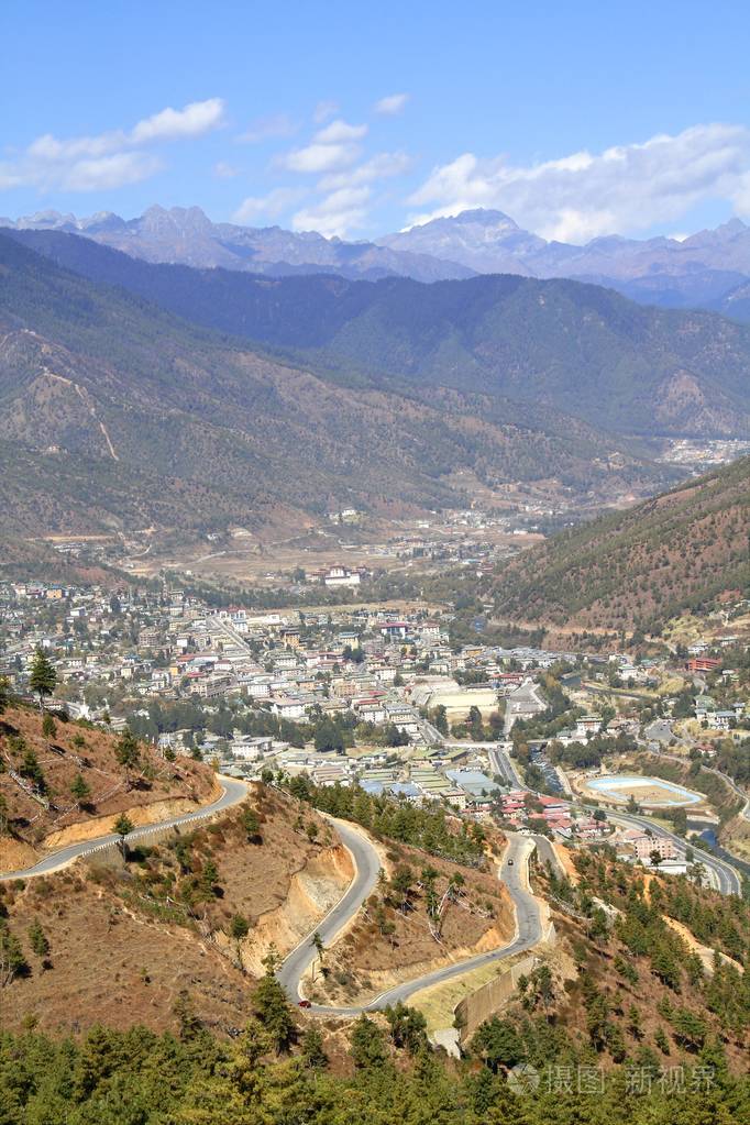 在山上的蜿蜒或弯曲的沥青路以不丹廷布市为视角