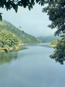 湖的风景在背景, 泰国旅游业的概念在夏天