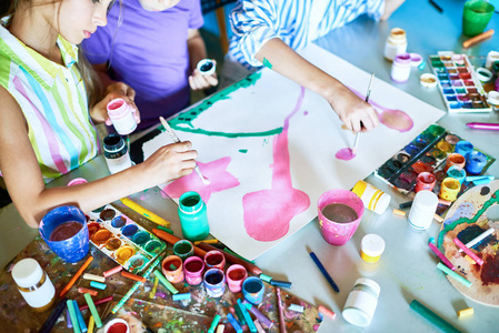 一群无法辨认的孩子们在艺术工作室里用水彩画为母亲节画的画画