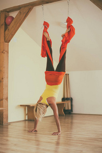 在健身室做空中瑜伽的女人。图像是故意色调