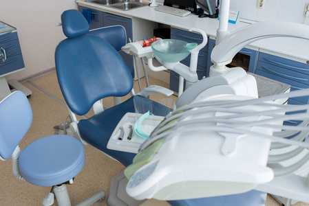 用仪器操作牙医在日光下的工作过程的椅子和仪器的看法