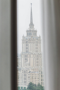 从顶部通过窗口查看乌克兰酒店莫斯科。多云和大雾天气