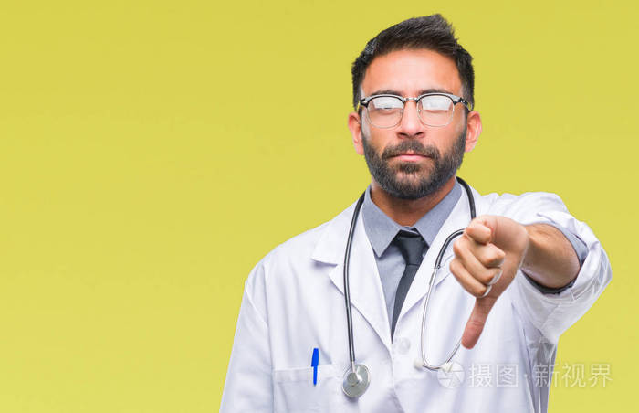 成人西班牙裔医生的人在孤立的背景看不开心和愤怒显示拒绝和否定的
