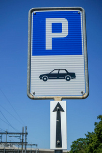 蓝色汽车停车标志与例证和白色箭头