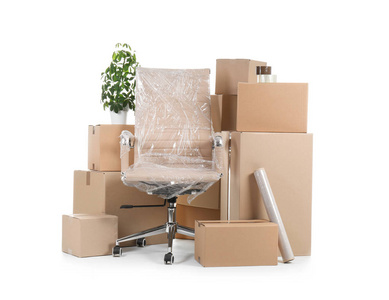纸板盒和家庭用品的白色背景。搬家日