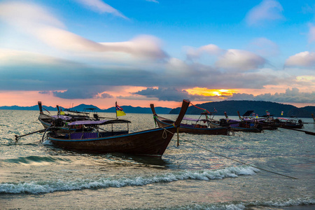 传统的长尾船日落在奥南海滩, 泰国在夏季的一天