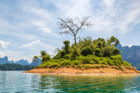 美丽的自然在姚照东兰湖, Ratchaprapha 水坝, 考索克国家公园在泰国在夏天天