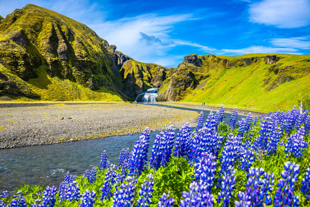 神奇大瀑布叫 Stjornarfoss 附近 Kirkjubaejarklaustur 在冰岛南部的海岸, 夏天时间