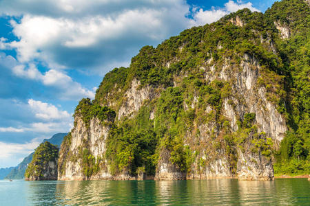 美丽的自然在姚照东兰湖, Ratchaprapha 水坝, 考索克国家公园在泰国在夏天天