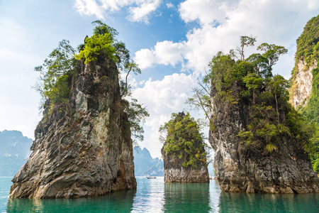Limenstone 岩石在姚照东兰湖, Ratchaprapha 水坝, 考索克国家公园在泰国在夏天天