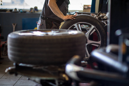 车轮平衡或修理和更换汽车汽车维修车库或车间的车辆轮胎机械工