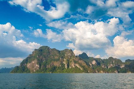 美丽的自然在姚照东兰湖, Ratchaprapha 水坝, 考索克国家公园在泰国在夏天天