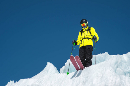一个 freerider 滑雪者在一个完整的装备站立在冰川在北高加索。滑雪者在冰川跳跃前准备