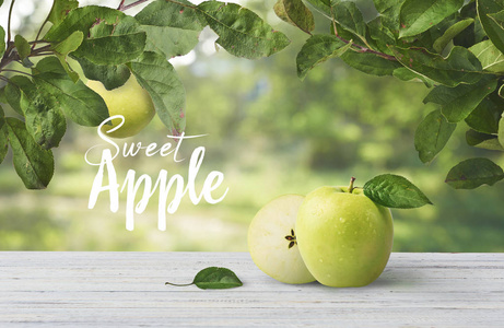 新鲜的绿色苹果与叶子铺设在白色的木桌上弥散散景背景, 样机为您设计