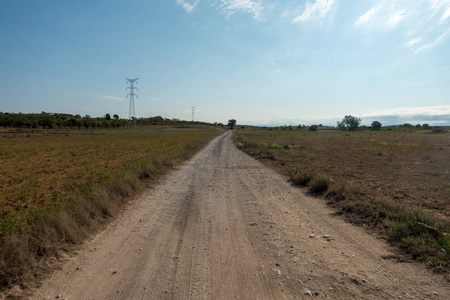 在蓝色的天空下, 通过奥古斯塔的道路, castellon, 西班牙