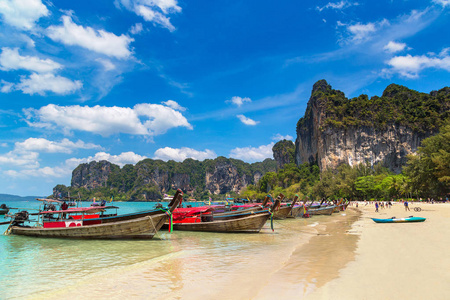 传统的长尾船在莱利海滩, 甲米, 泰国在夏天的一天