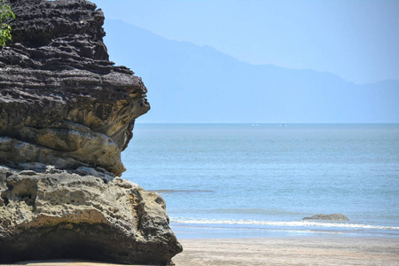 婆罗洲海滩上的岩石