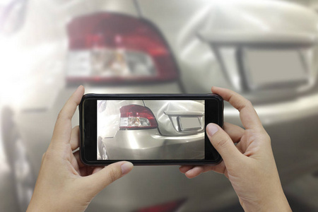 在一场车祸，车祸保险现场手持智能手机带照片的手