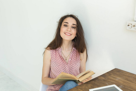 人, 书和教育概念快乐女学生的画像坐与书