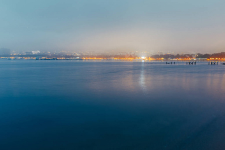 在海边日落在雾对背景的港口城市。如诗如画的晚上景观。格连吉克，俄罗斯