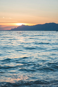 海浪和涟漪在日落背景