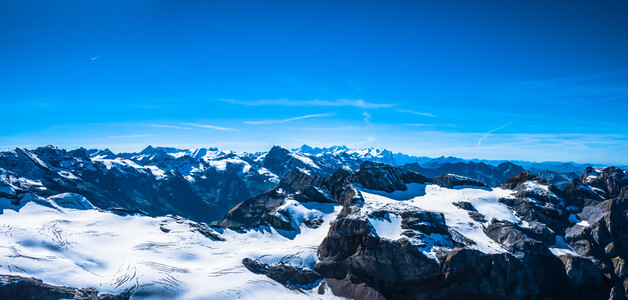 瑞士阿尔卑斯山的全景视图