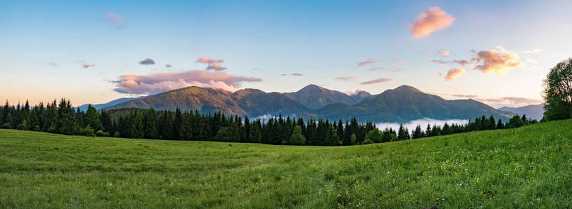 美丽的朝霞与山山脊的全景