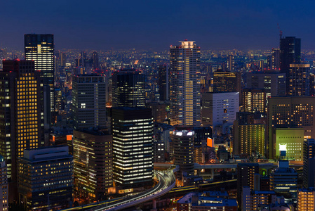 在具有里程碑意义的梅田区，日本大阪城市天际线
