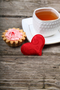 Cup 茶 蛋糕和红色的心